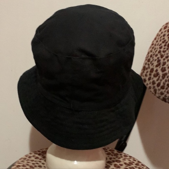 💋3/30 19 Crimes reversible bucket hat black and tan - Picture 2 of 4
